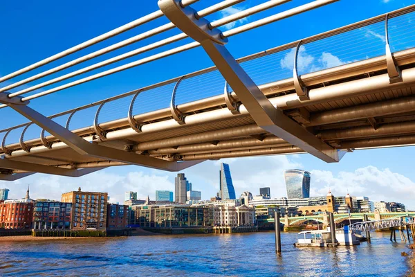 Londres Millennium bridge skyline Reino Unido — Fotografia de Stock