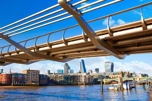 London Millennium bridge skyline Uk — Zdjęcie stockowe