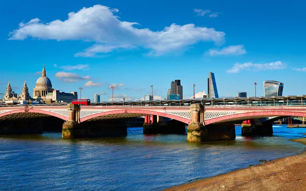 Λονδίνο Blackfriars γέφυρα στον ποταμό Τάμεση — Φωτογραφία Αρχείου