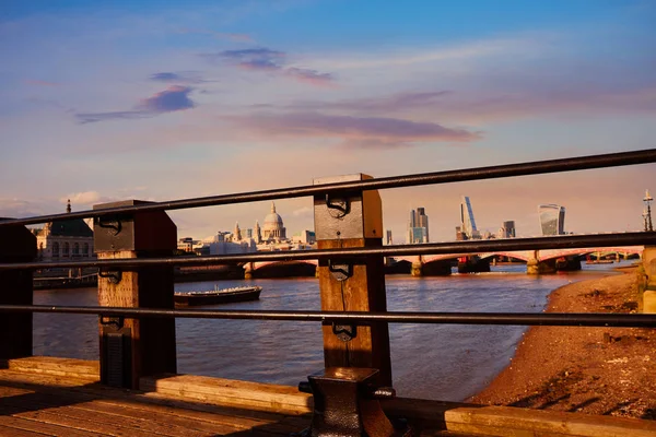 템 즈에서 런던 스카이 라인 석양 — 스톡 사진