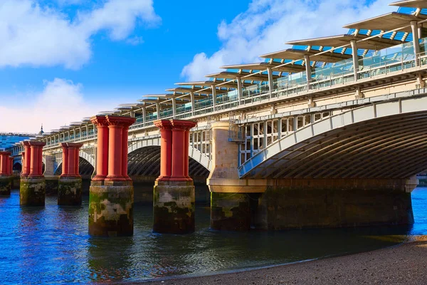 London Blackfriars trainieren Brücke in der Themse — Stockfoto