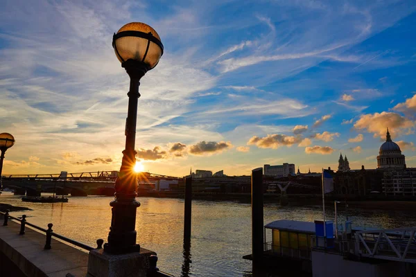 Ηλιοβασίλεμα στον ορίζοντα του Λονδίνου με St Pauls στο Ηνωμένο Βασίλειο — Φωτογραφία Αρχείου