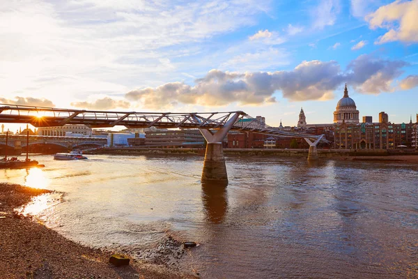 Catedral de St Paul Pauls de Londres desde Millennium — Foto de Stock