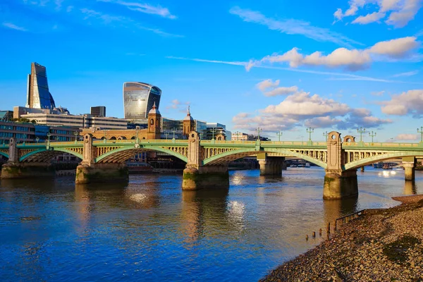 London Southwark bridge w Thames river — Zdjęcie stockowe