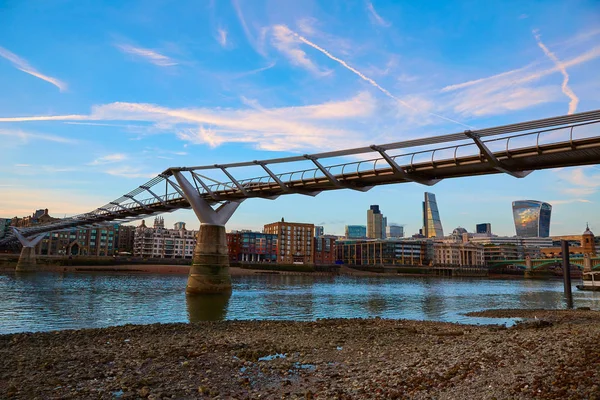 Στον ορίζοντα γέφυρα Millennium Λονδίνο Ηνωμένο Βασίλειο — Φωτογραφία Αρχείου
