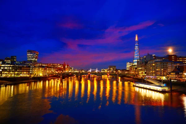 London skyline solnedgång på Themsen — Stockfoto