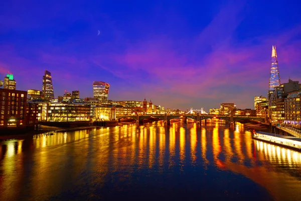 London skyline solnedgång på Themsen — Stockfoto