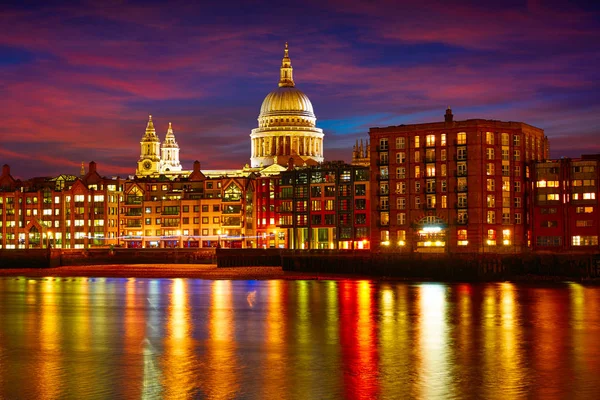 London St Paul Pauls cathedral från Millennium — Stockfoto