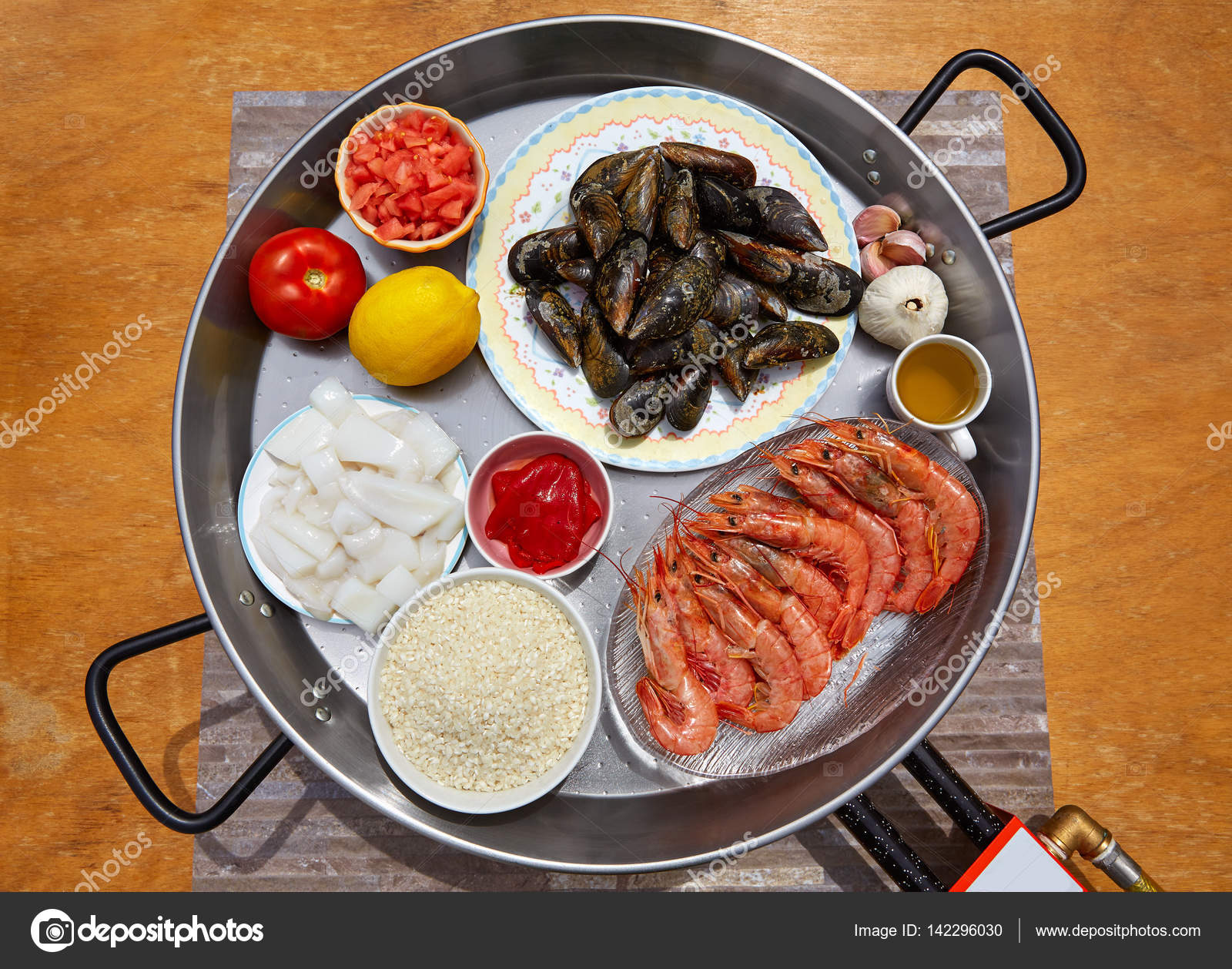 Ingredientes Paella Seafood paella ingredients from Spain — Stock Photo © lunamarina #142296030