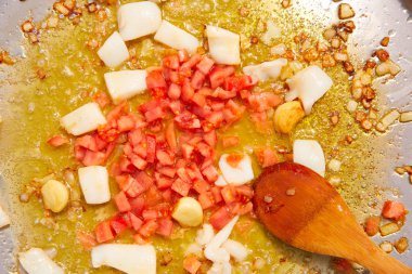 Deniz ürünleri paella İspanya Tarifi kızartma adım