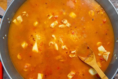 Deniz ürünleri paella İspanya tarifi reklam suyu üzerinden