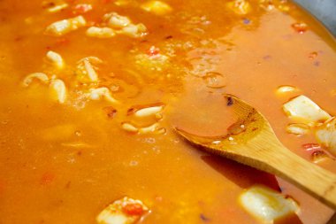 Deniz ürünleri paella İspanya tarifi reklam suyu üzerinden
