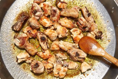 Paella İspanya Tarifi kızartma tavuk üzerinden