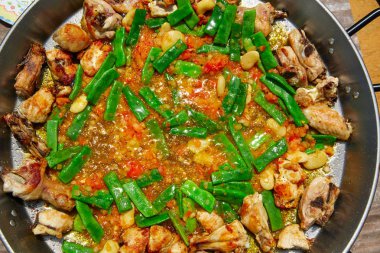 Paella İspanya tarifi işlem sebze üzerinden