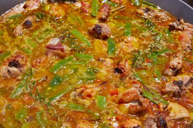Paella İspanya tarifi işleminden suyu kaynar