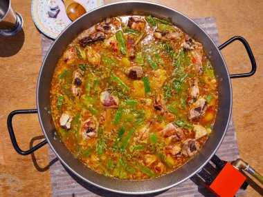 Paella İspanya tarifi işleminden suyu kaynar