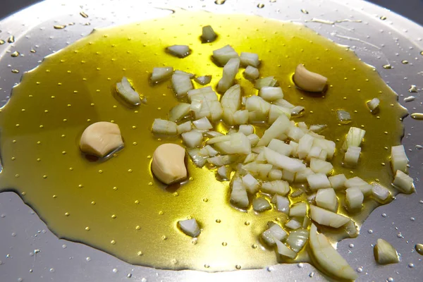 Paella aus Spanien Rezept erster Schritt Zwiebeln und Knoblauch braten — Stockfoto
