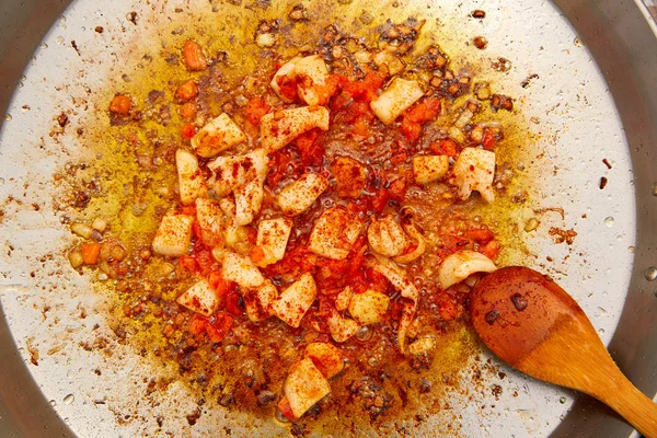 Vis paella uit Spanje recept fry stap — Stockfoto