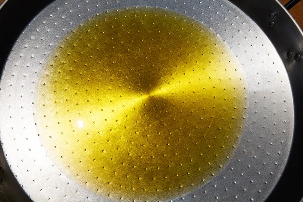 Paella aus Spanien erster Schritt mit Olivenöl — Stockfoto