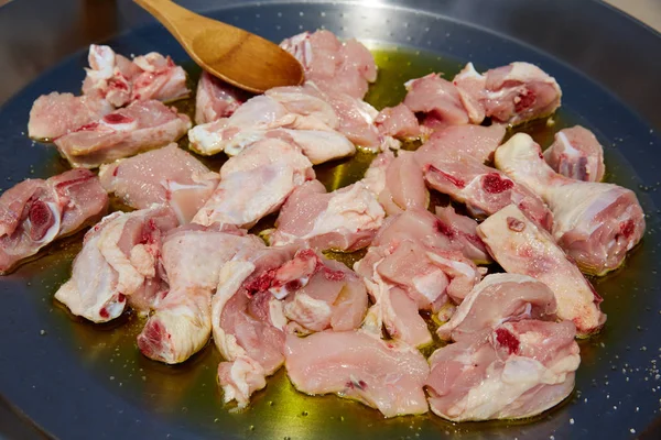 スペインのレシピ フライ鶏肉のパエリア — ストック写真