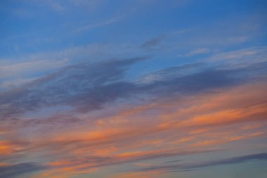 Günbatımı gökyüzü turuncu bulutlar üzerinde mavi