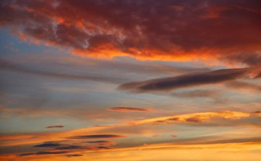 Günbatımı gökyüzü turuncu bulutlar üzerinde mavi
