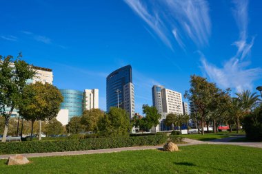Parkta Valencia modern şehir manzarası 