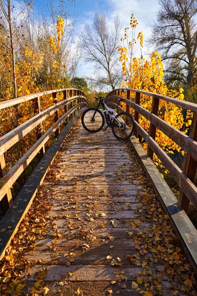 Autumn sunset bike on bridge Parque de Turia — Stock Photo, Image