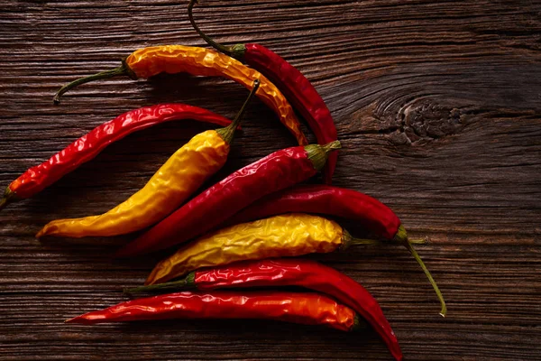 Gedroogde hete chilipepers op leeftijd hout — Stockfoto