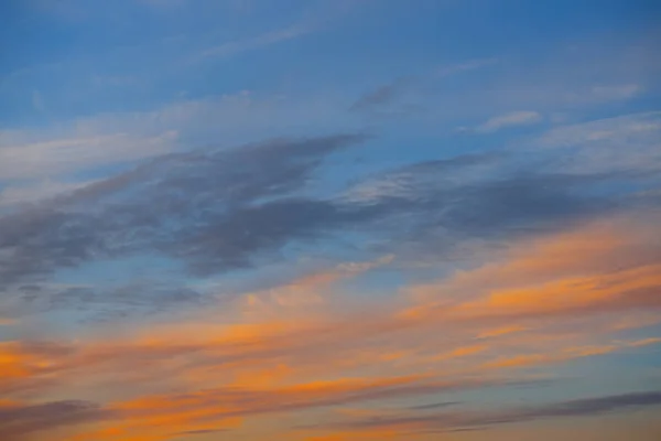 Cielo atardecer nubes anaranjadas sobre azul —  Fotos de Stock