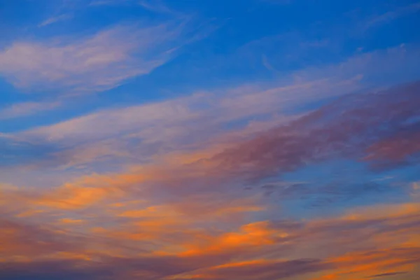 Günbatımı gökyüzü turuncu bulutlar üzerinde mavi — Stok fotoğraf