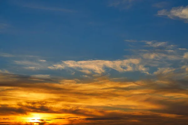 Céu por do sol nuvens laranja sobre azul — Fotografia de Stock