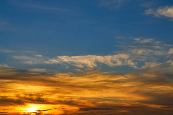 Avondrood oranje wolken boven blauw — Stockfoto