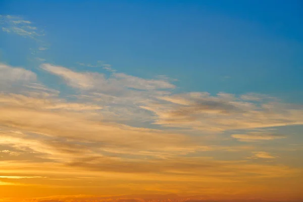 Coucher de soleil ciel nuages orange sur bleu — Photo