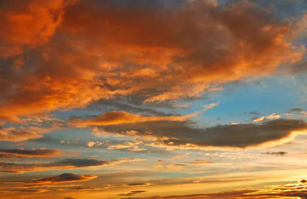 Céu por do sol nuvens laranja sobre azul — Fotografia de Stock