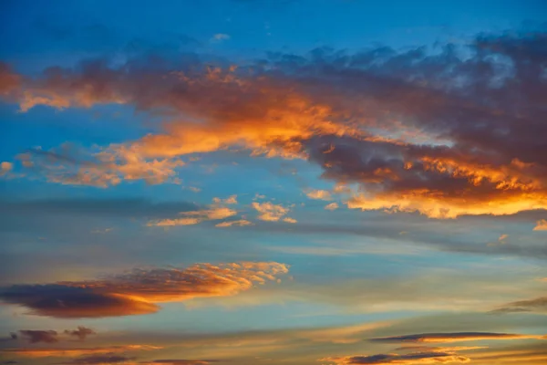 Oranžové slunce nebe mraky nad modrá — Stock fotografie