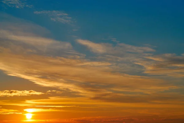 Cielo atardecer nubes anaranjadas sobre azul —  Fotos de Stock