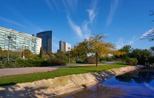 Valencia modern város látképe a park — Stock Fotó