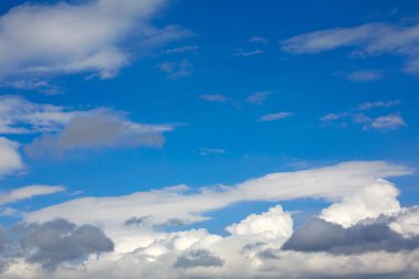 Mavi güneşli gökyüzü beyaz bulutlar