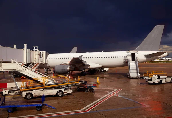 Detalhe do aeroporto em uma noite tempestuosa — Fotografia de Stock