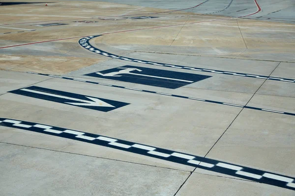 Aeroporto estrada piso sinais pintados — Fotografia de Stock