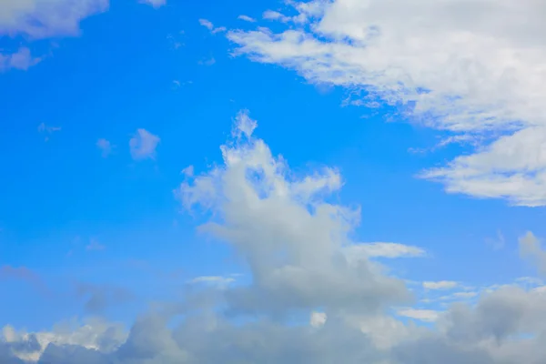 Cielo azul soleado nubes blancas —  Fotos de Stock