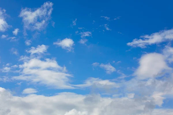 Azul céu ensolarado nuvens brancas — Fotografia de Stock