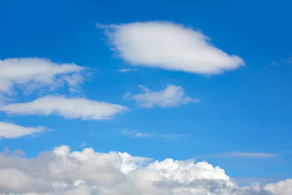 Mavi güneşli gökyüzü beyaz bulutlar — Stok fotoğraf