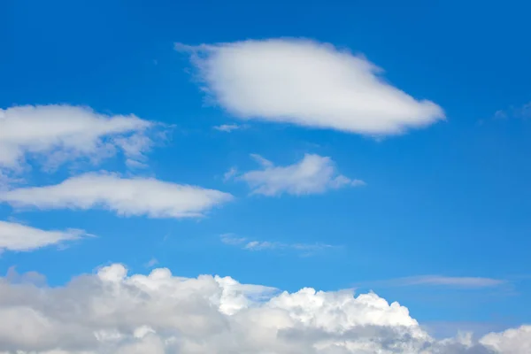 Azul céu ensolarado nuvens brancas — Fotografia de Stock