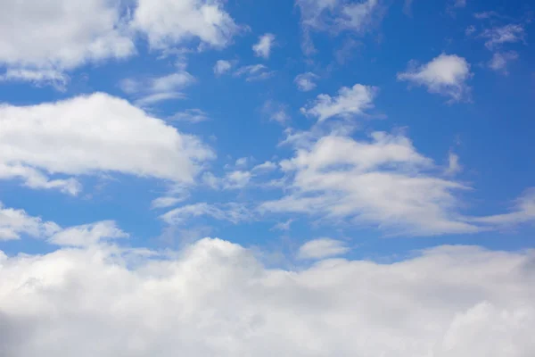 Ciel bleu ensoleillé nuages blancs — Photo