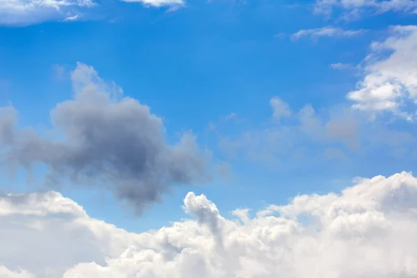 Azul céu ensolarado nuvens brancas — Fotografia de Stock