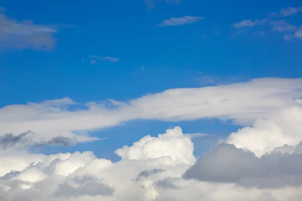 Ciel bleu ensoleillé nuages blancs — Photo