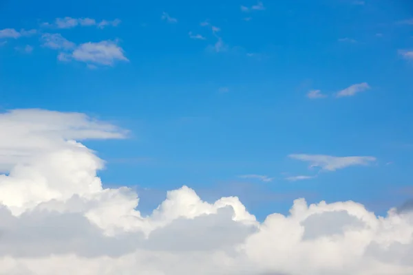 Ciel bleu ensoleillé nuages blancs — Photo