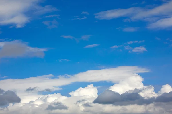 Azul céu ensolarado nuvens brancas — Fotografia de Stock